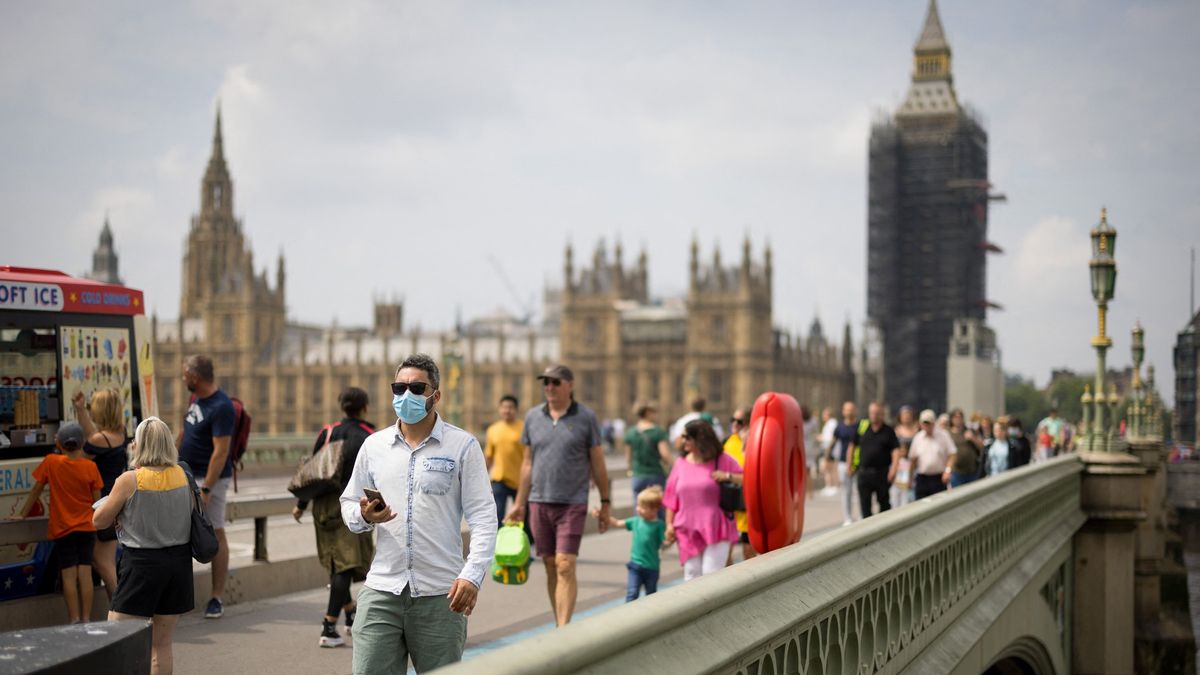 Další vlna pandemie visí ve vzduchu. Německo přitvrzuje, Anglie rozvolňuje